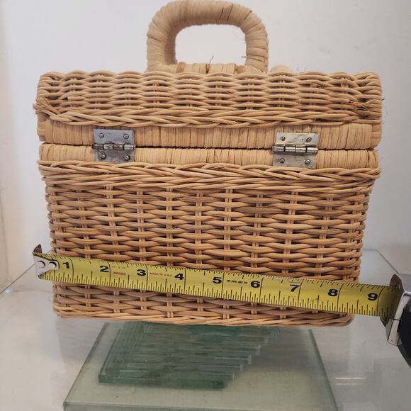 Beautiful Wicker Basket, locking lid and handles 7x8 - Picture 3 of 7